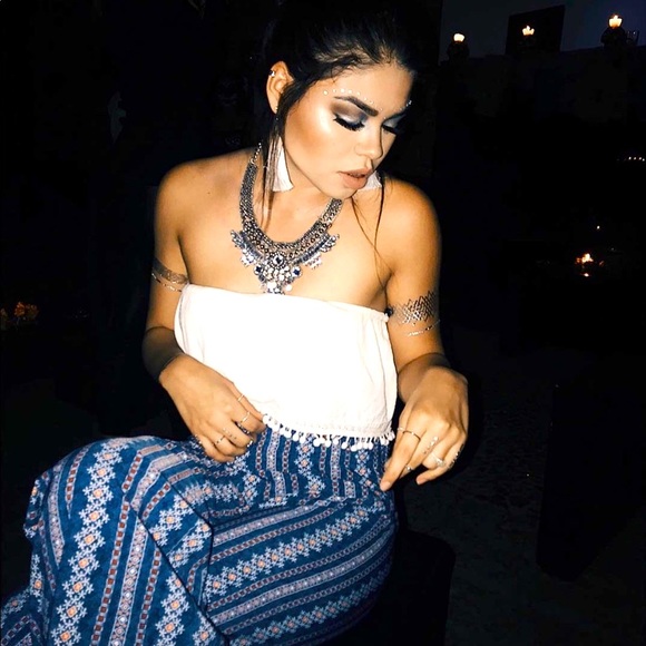 Beautiful Crystal Statement Necklace - Picture 2 of 7